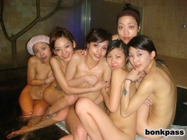 아시아야사 - 친구들과 단체 온천 누드사진 메인 이미지